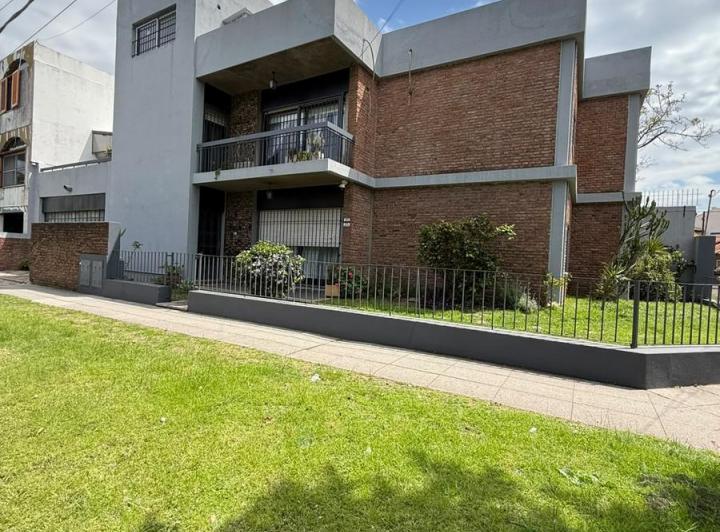 Casa · 260m² · 7 Ambientes · 6 Cocheras