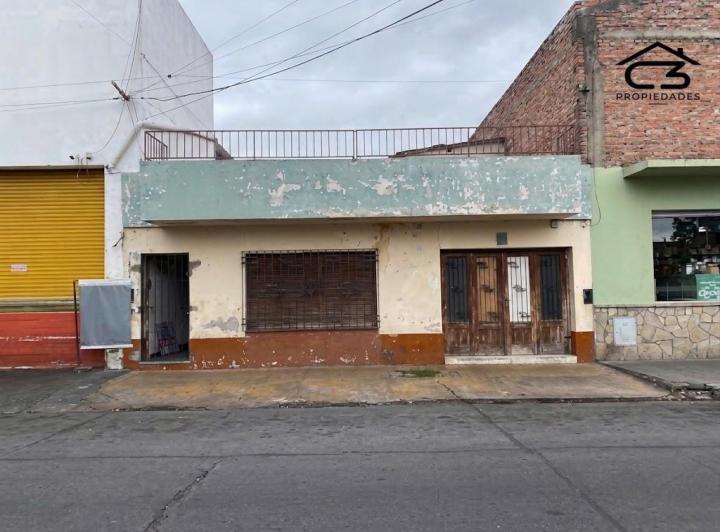 Casa · 230m² · 9 Ambientes · 1 Cochera