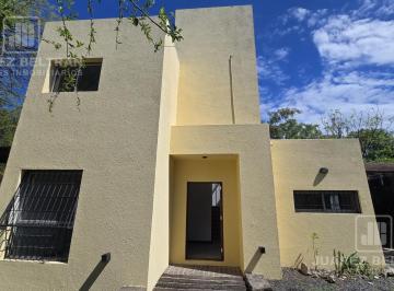 Casa · 103m² · 4 Ambientes · 1 Cochera · Duplex de 3 Dorm.. Terreno 380 m². 145 m² Cubiertos.