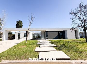 Casa · 218m² · 4 Ambientes · Casa en Venta 3 Dorm. Lote Interno y Pileta en San Matias Escobar