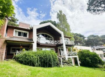 Casa · 352m² · 5 Ambientes · 1 Cochera · Casa en Alquiler en Pinamar - Zona Golf Viejo.