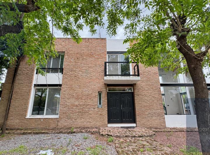 Casa · 160m² · 4 Ambientes · 2 Cocheras