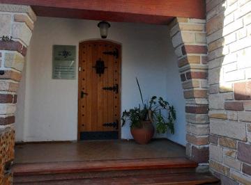 Casa · 268m² · 9 Ambientes · 2 Cocheras · Tu Casa Frente a La Plaza San Martin