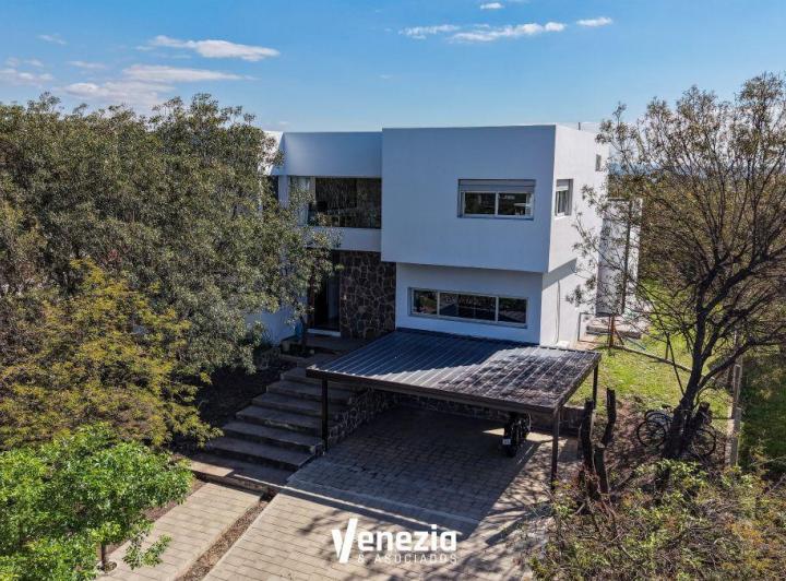 Casa · 400m² · 8 Ambientes · 2 Cocheras
