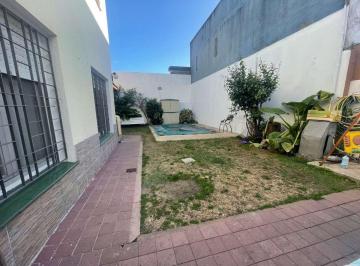 Casa · 179m² · 6 Ambientes · 1 Cochera · Alquiler Casa con Pileta, Lomas de Zamora