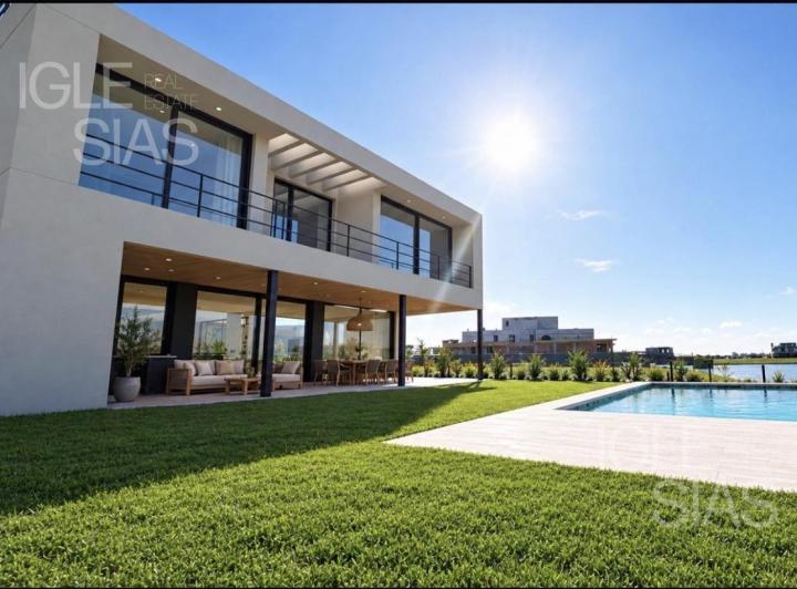 Casa · 453m² · 7 Ambientes · 4 Cocheras