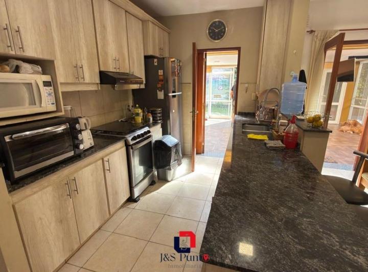 Casa · 232m² · 4 Ambientes · 4 Cocheras