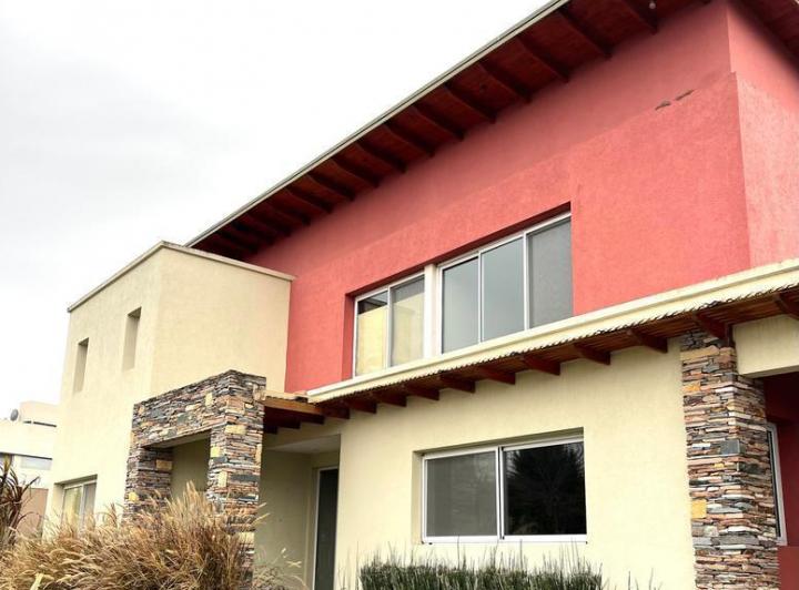 Casa · 220m² · 5 Ambientes · 4 Cocheras