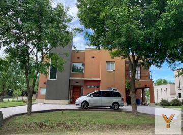 Casa · 250m² · 6 Ambientes · 1 Cochera · Casa en Alquiler - 5 Dorm. 3 Baños - Cocheras - 1.250 m² - La Plata
