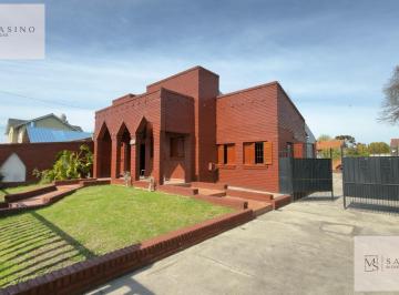 Casa · 191m² · 3 Ambientes · 4 Cocheras · Casa 3 Amb en Una Planta en Lopez de Gomara