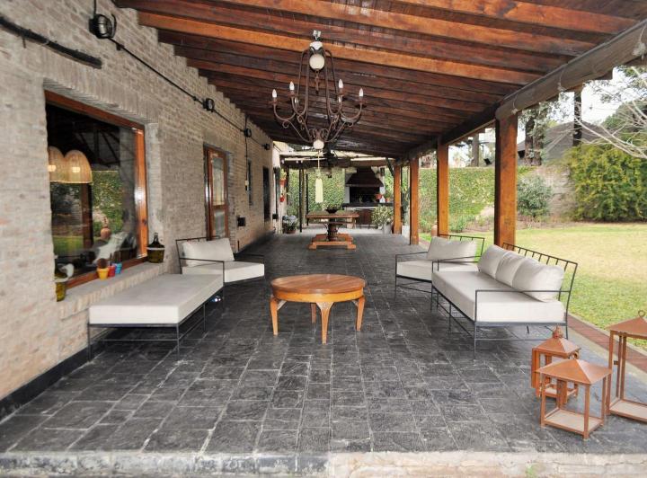 Casa · 180m² · 4 Ambientes · 2 Cocheras