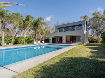 Casa · 250m² · 6 Ambientes · 4 Cocheras · Venta Casa Seis Ambientes con Pileta en Barrio Lomas de Fátima, Pilar
