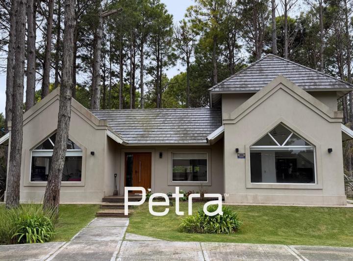 Casa · 918m² · 4 Ambientes · 3 Cocheras