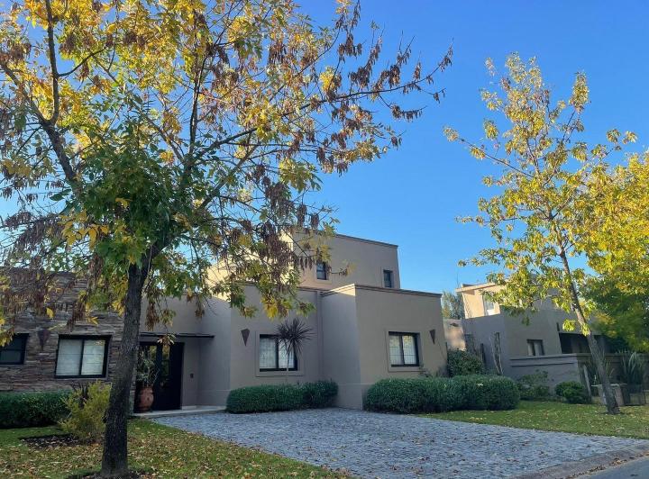 Casa · 228m² · 6 Ambientes · 2 Cocheras
