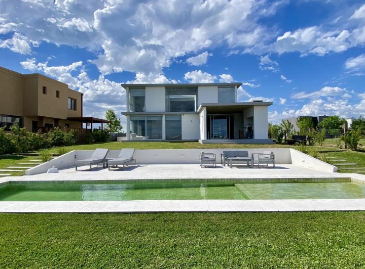 Casa · 240m² · 7 Ambientes · 4 Cocheras