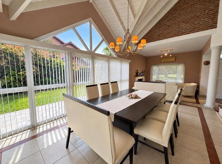 Casa · 210m² · 5 Ambientes · 5 Cocheras