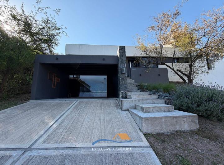Casa · 180m² · 3 Ambientes · 2 Cocheras
