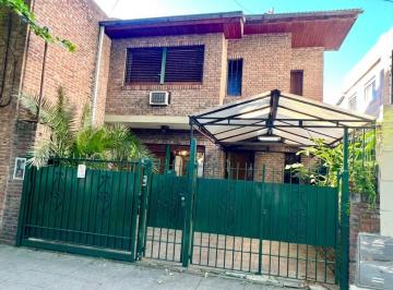 Casa de 4 ambientes, San Isidro · Martínez: Casa en 2 Plantas. 4 Amb. Frente a La Plaza de Martínez. con Patio y Parrilla. Apto Prof.