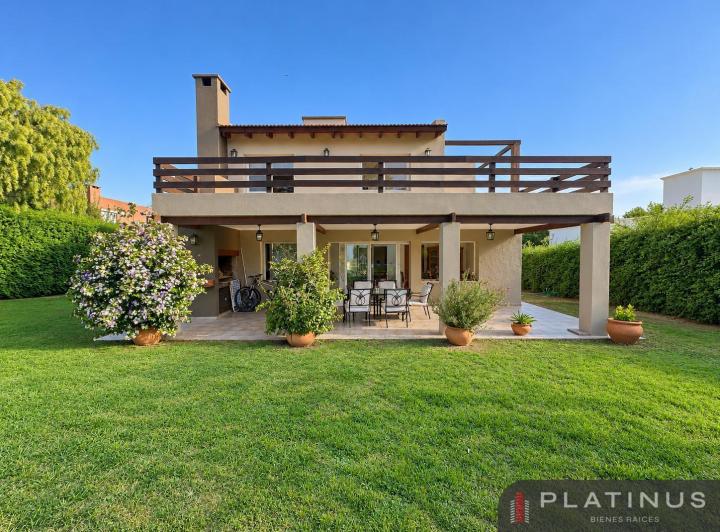 Casa · 300m² · 10 Ambientes · 4 Cocheras