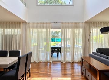 Casa · 580m² · 6 Ambientes · 6 Cocheras · Casa 3 Dorm. en Venta Lomas de La Carolina