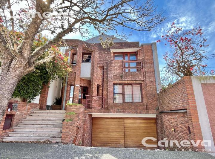 Casa · 200m² · 6 Ambientes · 2 Cocheras
