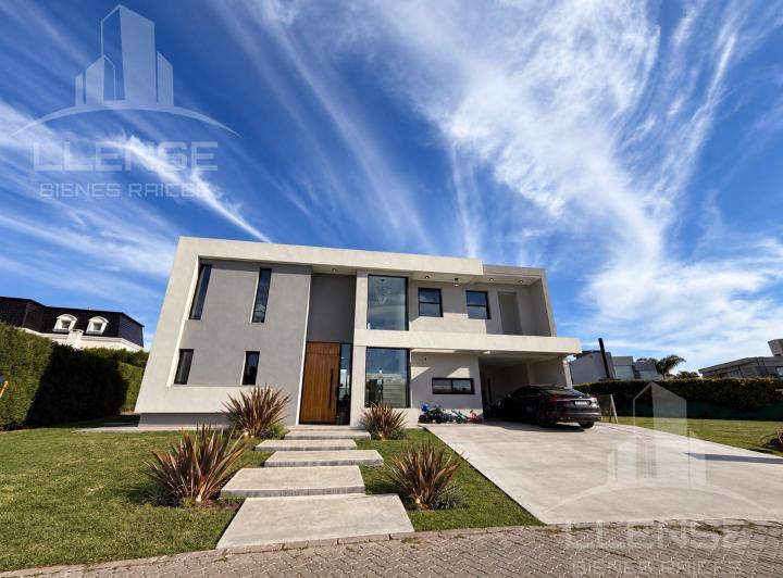Casa · 220m² · 5 Ambientes