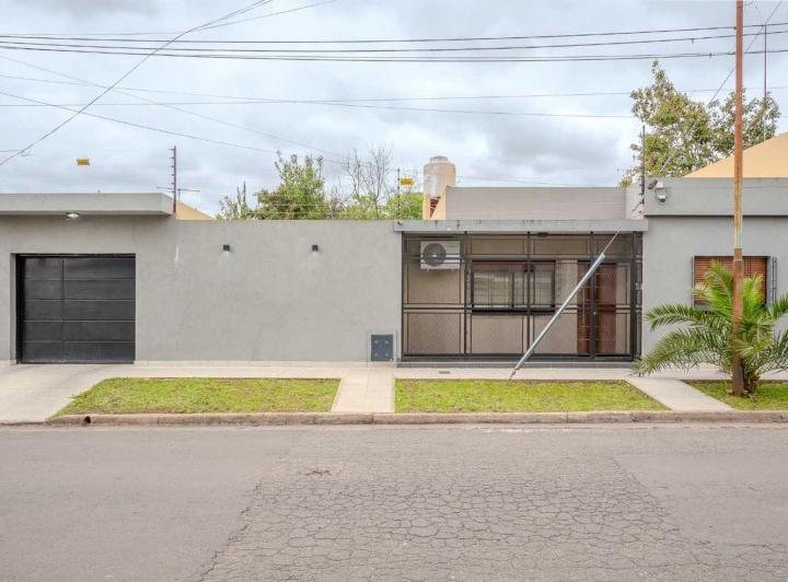 Casa · 100m² · 3 Ambientes · 2 Cocheras
