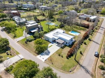 Casa · 244m² · 7 Ambientes · 6 Cocheras · Casa en Venta en Estancias del Pilar I Vco Propiedades