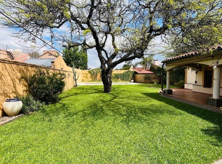 Casa · 350m² · 6 Ambientes · 4 Cocheras