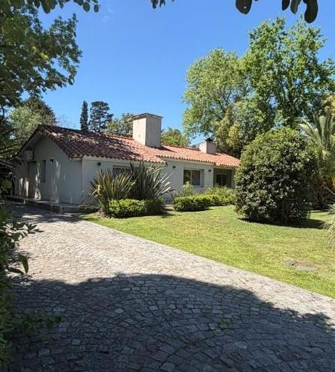 Casa · 185m² · 6 Ambientes · 4 Cocheras