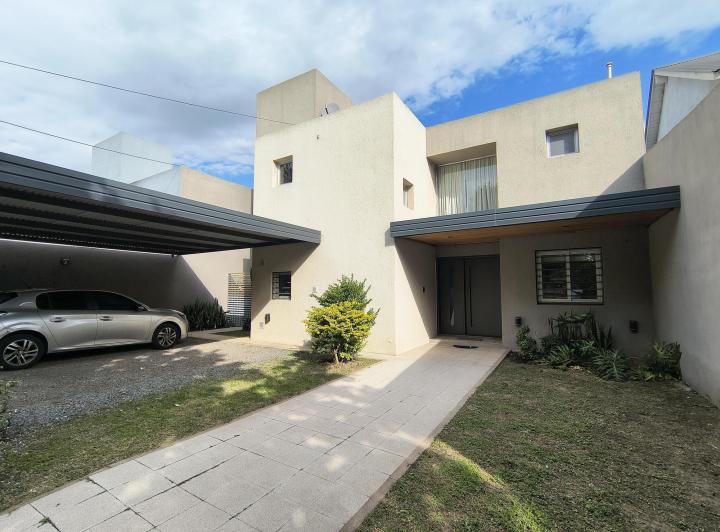 Casa · 260m² · 3 Ambientes