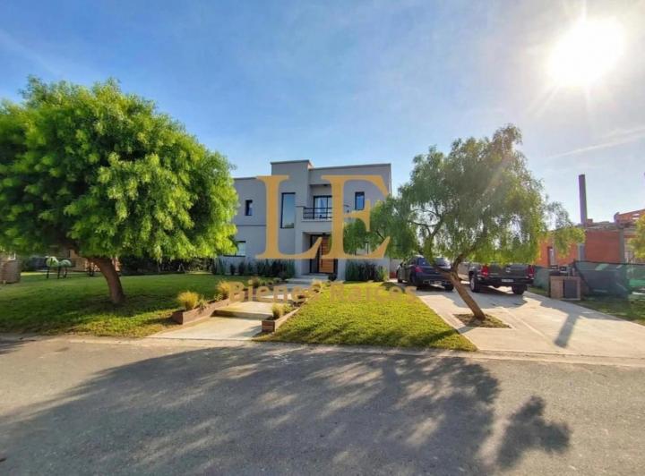 Casa · 260m² · 5 Ambientes · 4 Cocheras