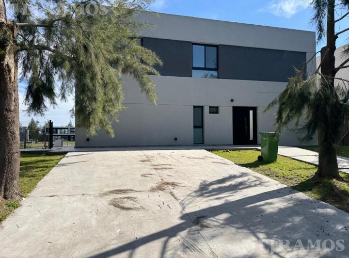 Casa · 256m² · 5 Ambientes · 4 Cocheras