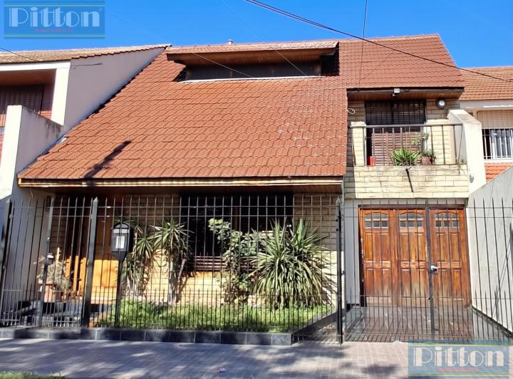 Casa · 208m² · 4 Dormitorios · 2 Cocheras