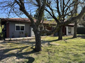 Casa · 141m² · 3 Dormitorios · 4 Cocheras · Casa en Venta, 3 Dorm., Una Planta S/ Lote de 2.152 m² | Calle 132 E/ 421 y 423 Villa Elisa