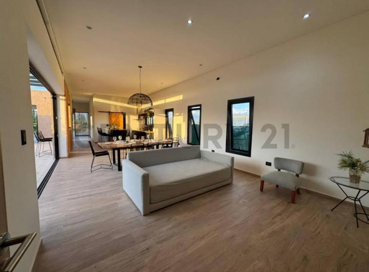 Casa · 225m² · 8 Ambientes · 2 Cocheras