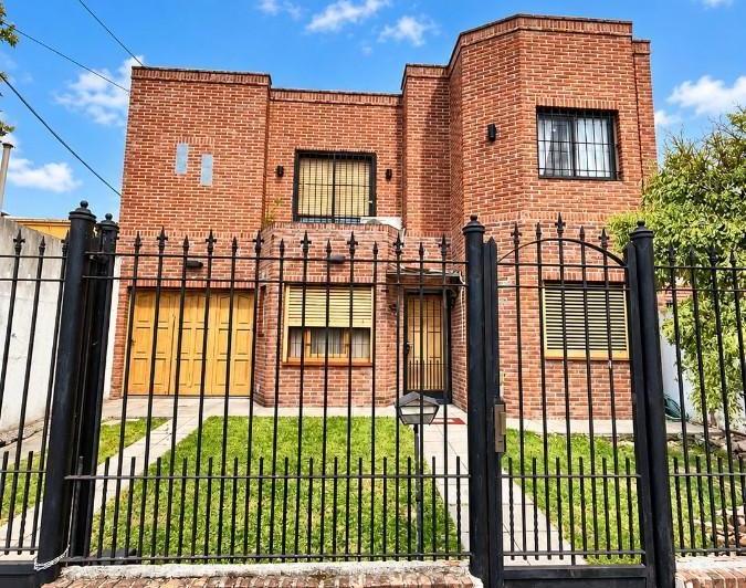 Casa · 150m² · 6 Ambientes · 3 Cocheras