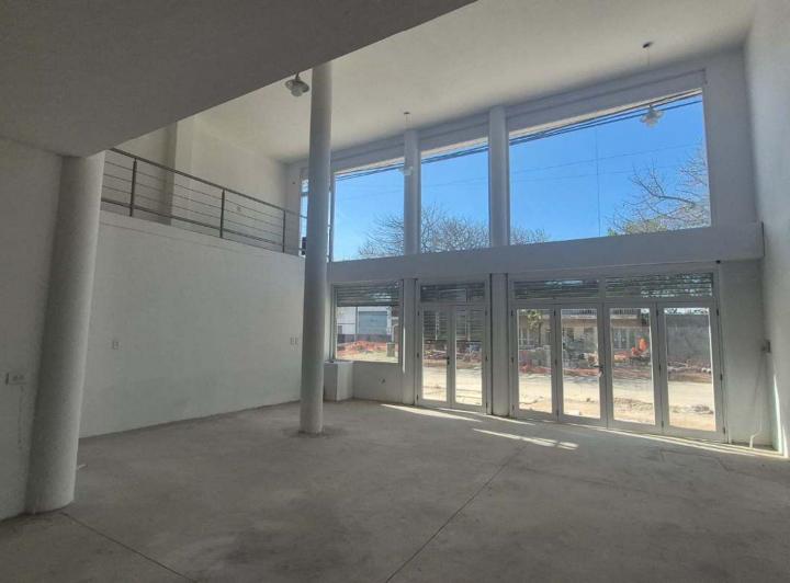 Local comercial · 660m²