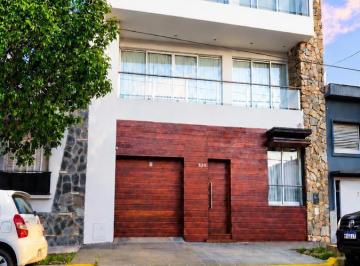 Casa · 353m² · 10 Ambientes · 1 Cochera · Moderna Casa en Venta Zona Parque