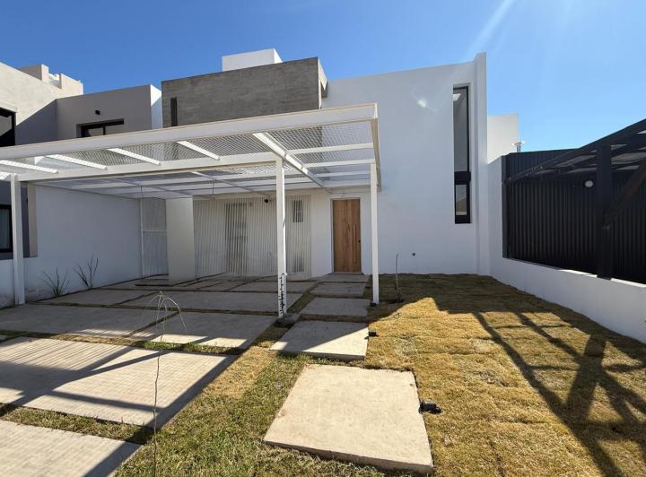 Casa · 130m² · 4 Ambientes · 2 Cocheras