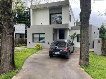 Casa · 160m² · 5 Ambientes · 8 Cocheras · Casa en Venta Berazategui Country Club El Pato