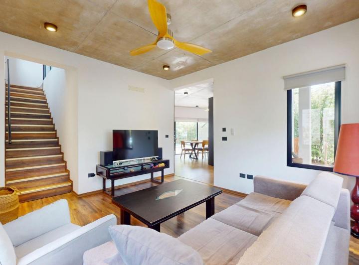 Casa · 160m² · 5 Ambientes · 8 Cocheras