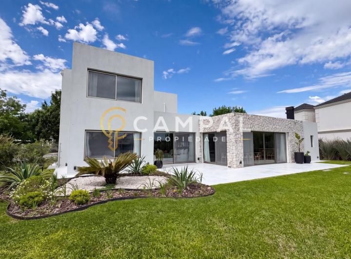 Casa · 214m² · 5 Ambientes · 2 Cocheras