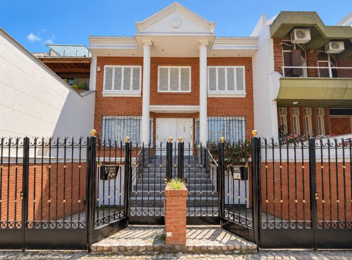 Casa · 180m² · 4 Ambientes · 3 Cocheras