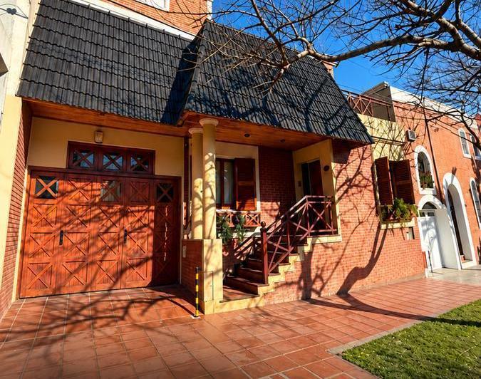 Casa · 346m² · 10 Ambientes · 2 Cocheras