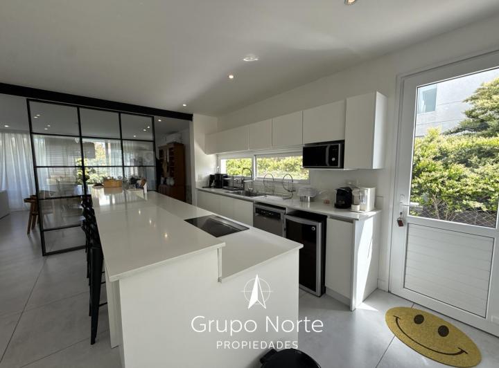 Casa · 246m² · 5 Ambientes · 2 Cocheras