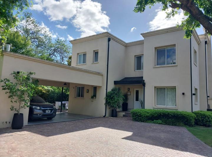 Casa · 320m² · 6 Ambientes · 3 Cocheras
