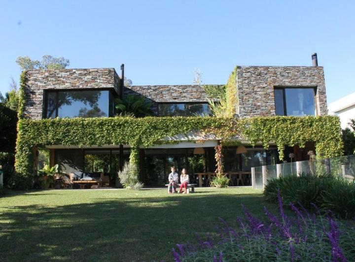 Casa · 350m² · 5 Ambientes · 2 Cocheras