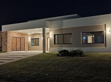 Casa · 212m² · 5 Ambientes · 2 Cocheras · Casa en Venta