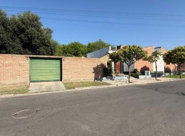 Casa · 211m² · 7 Ambientes · 1 Cochera · Casa de 3 Dorm. en Venta con Titulo Perfecto